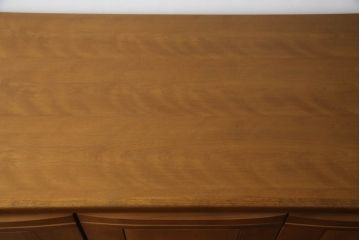 洋服箪笥を戸棚にリメイク!高さをカットし天板を強化。内部の鏡やネクタイ掛け等を取り外し、棚を追加。