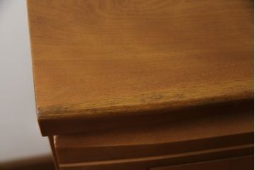 洋服箪笥を戸棚にリメイク!高さをカットし天板を強化。内部の鏡やネクタイ掛け等を取り外し、棚を追加。