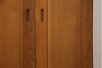 洋服箪笥を戸棚にリメイク!高さをカットし天板を強化。内部の鏡やネクタイ掛け等を取り外し、棚を追加。