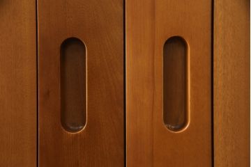 洋服箪笥を戸棚にリメイク!高さをカットし天板を強化。内部の鏡やネクタイ掛け等を取り外し、棚を追加。
