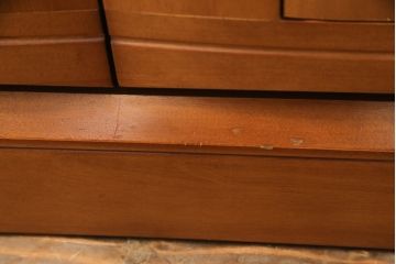 洋服箪笥を戸棚にリメイク!高さをカットし天板を強化。内部の鏡やネクタイ掛け等を取り外し、棚を追加。