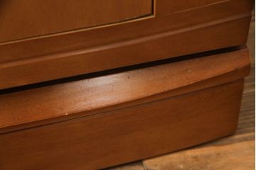 洋服箪笥を戸棚にリメイク!高さをカットし天板を強化。内部の鏡やネクタイ掛け等を取り外し、棚を追加。