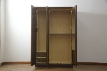 ワードローブを綺麗に再生!高品質リペアを施し、防カビ材を塗布して仕上げ。