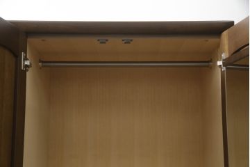 ワードローブを綺麗に再生!高品質リペアを施し、防カビ材を塗布して仕上げ。