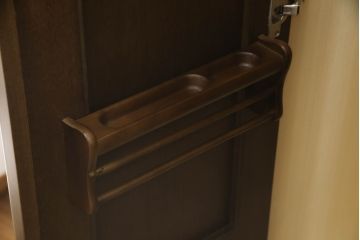 ワードローブを綺麗に再生!高品質リペアを施し、防カビ材を塗布して仕上げ。
