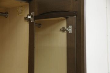 ワードローブを綺麗に再生!高品質リペアを施し、防カビ材を塗布して仕上げ。