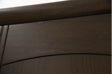 ワードローブを綺麗に再生!高品質リペアを施し、防カビ材を塗布して仕上げ。