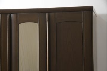 ワードローブを綺麗に再生!高品質リペアを施し、防カビ材を塗布して仕上げ。