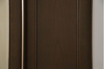 ワードローブを綺麗に再生!高品質リペアを施し、防カビ材を塗布して仕上げ。
