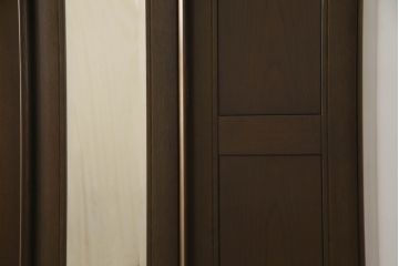ワードローブを綺麗に再生!高品質リペアを施し、防カビ材を塗布して仕上げ。