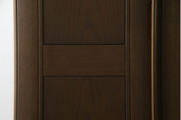 ワードローブを綺麗に再生!高品質リペアを施し、防カビ材を塗布して仕上げ。