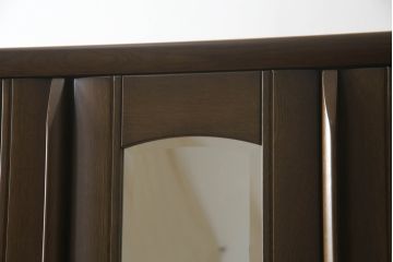 ワードローブを綺麗に再生!高品質リペアを施し、防カビ材を塗布して仕上げ。