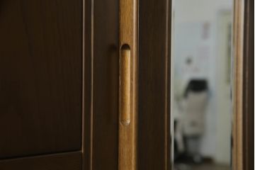 ワードローブを綺麗に再生!高品質リペアを施し、防カビ材を塗布して仕上げ。