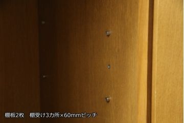 食器棚をレンジラック、キャビネット、ウォールミラーにリメイク!上段の幅を詰め、棚板・天板を新たに取り付け、下段の台輪を移設してレンジラックに。下段は幅を詰めて天板と台輪を取り付け、扉一枚のキャビネットに。上段の中央扉はウォールミラーに。ワントーン落ち着いた色に着色仕上げ。