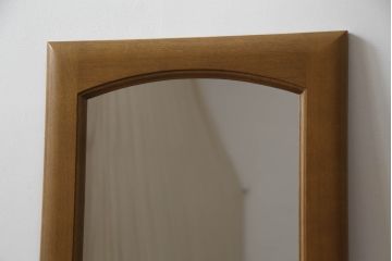 食器棚をレンジラック、キャビネット、ウォールミラーにリメイク!上段の幅を詰め、棚板・天板を新たに取り付け、下段の台輪を移設してレンジラックに。下段は幅を詰めて天板と台輪を取り付け、扉一枚のキャビネットに。上段の中央扉はウォールミラーに。ワントーン落ち着いた色に着色仕上げ。