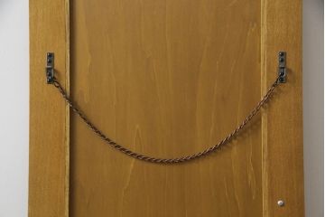 食器棚をレンジラック、キャビネット、ウォールミラーにリメイク!上段の幅を詰め、棚板・天板を新たに取り付け、下段の台輪を移設してレンジラックに。下段は幅を詰めて天板と台輪を取り付け、扉一枚のキャビネットに。上段の中央扉はウォールミラーに。ワントーン落ち着いた色に着色仕上げ。