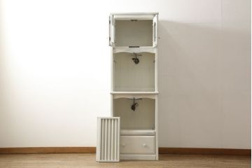食器棚をペイントリメイク!セットでお使いの耐震グッズも一緒に、アンティークホワイトでペイント。アンティーク風のシャビー仕上げ。