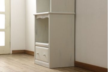 食器棚をペイントリメイク!セットでお使いの耐震グッズも一緒に、アンティークホワイトでペイント。アンティーク風のシャビー仕上げ。