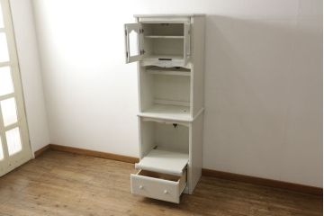 食器棚をペイントリメイク!セットでお使いの耐震グッズも一緒に、アンティークホワイトでペイント。アンティーク風のシャビー仕上げ。