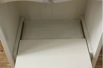 食器棚をペイントリメイク!セットでお使いの耐震グッズも一緒に、アンティークホワイトでペイント。アンティーク風のシャビー仕上げ。