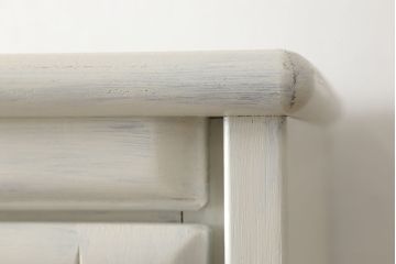 食器棚をペイントリメイク!セットでお使いの耐震グッズも一緒に、アンティークホワイトでペイント。アンティーク風のシャビー仕上げ。