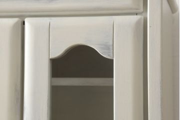食器棚をペイントリメイク!セットでお使いの耐震グッズも一緒に、アンティークホワイトでペイント。アンティーク風のシャビー仕上げ。