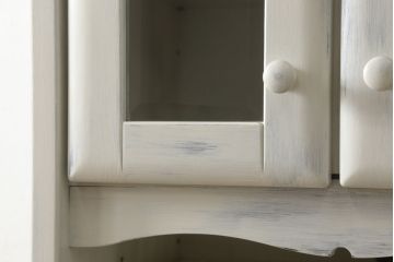 食器棚をペイントリメイク!セットでお使いの耐震グッズも一緒に、アンティークホワイトでペイント。アンティーク風のシャビー仕上げ。