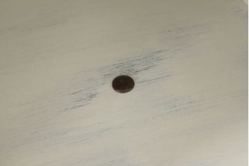 食器棚をペイントリメイク!セットでお使いの耐震グッズも一緒に、アンティークホワイトでペイント。アンティーク風のシャビー仕上げ。
