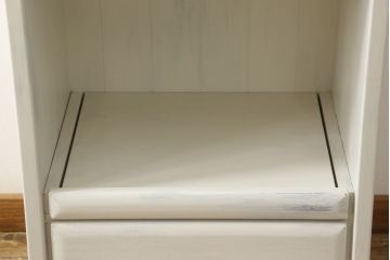 食器棚をペイントリメイク!セットでお使いの耐震グッズも一緒に、アンティークホワイトでペイント。アンティーク風のシャビー仕上げ。