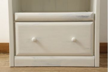 食器棚をペイントリメイク!セットでお使いの耐震グッズも一緒に、アンティークホワイトでペイント。アンティーク風のシャビー仕上げ。