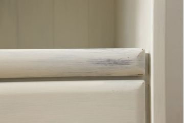 食器棚をペイントリメイク!セットでお使いの耐震グッズも一緒に、アンティークホワイトでペイント。アンティーク風のシャビー仕上げ。