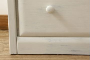 食器棚をペイントリメイク!セットでお使いの耐震グッズも一緒に、アンティークホワイトでペイント。アンティーク風のシャビー仕上げ。