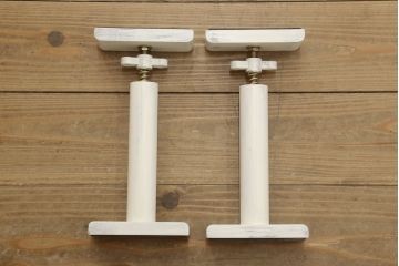 食器棚をペイントリメイク!セットでお使いの耐震グッズも一緒に、アンティークホワイトでペイント。アンティーク風のシャビー仕上げ。