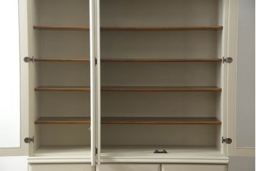 食器棚をペイントリメイク!煽り止め金具を取り付け、当店商品を参考に全体をオフホワイトでペイント。