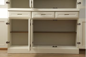 食器棚をペイントリメイク!煽り止め金具を取り付け、当店商品を参考に全体をオフホワイトでペイント。