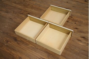 食器棚をペイントリメイク!煽り止め金具を取り付け、当店商品を参考に全体をオフホワイトでペイント。
