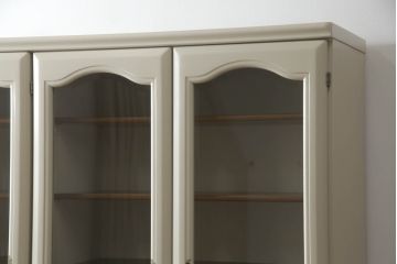 食器棚をペイントリメイク!煽り止め金具を取り付け、当店商品を参考に全体をオフホワイトでペイント。