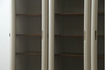 食器棚をペイントリメイク!煽り止め金具を取り付け、当店商品を参考に全体をオフホワイトでペイント。