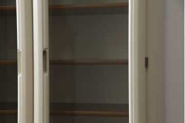 食器棚をペイントリメイク!煽り止め金具を取り付け、当店商品を参考に全体をオフホワイトでペイント。