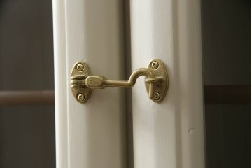 食器棚をペイントリメイク!煽り止め金具を取り付け、当店商品を参考に全体をオフホワイトでペイント。