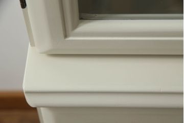 食器棚をペイントリメイク!煽り止め金具を取り付け、当店商品を参考に全体をオフホワイトでペイント。