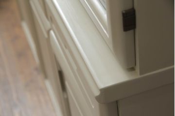 食器棚をペイントリメイク!煽り止め金具を取り付け、当店商品を参考に全体をオフホワイトでペイント。