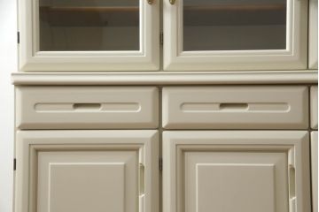 食器棚をペイントリメイク!煽り止め金具を取り付け、当店商品を参考に全体をオフホワイトでペイント。