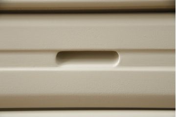 食器棚をペイントリメイク!煽り止め金具を取り付け、当店商品を参考に全体をオフホワイトでペイント。