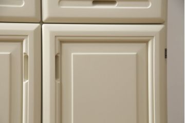 食器棚をペイントリメイク!煽り止め金具を取り付け、当店商品を参考に全体をオフホワイトでペイント。
