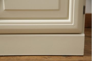 食器棚をペイントリメイク!煽り止め金具を取り付け、当店商品を参考に全体をオフホワイトでペイント。