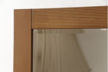 ワードローブを姿見とリビングボードにリメイク!左扉の鏡は背面に壁掛け用の金具とチェーンを取り付け、姿見に。本体は高さと奥行を詰め、左に引き出し・右に棚板を設置。脚付きリビングボードに。2点とも元の色味をベースに、着色して仕上げ。