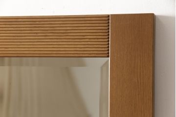 ワードローブを姿見とリビングボードにリメイク!左扉の鏡は背面に壁掛け用の金具とチェーンを取り付け、姿見に。本体は高さと奥行を詰め、左に引き出し・右に棚板を設置。脚付きリビングボードに。2点とも元の色味をベースに、着色して仕上げ。