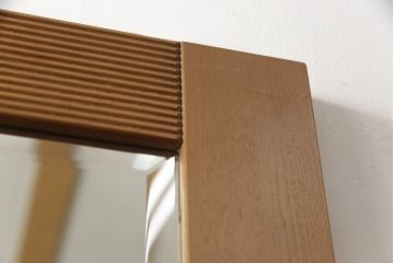ワードローブを姿見とリビングボードにリメイク!左扉の鏡は背面に壁掛け用の金具とチェーンを取り付け、姿見に。本体は高さと奥行を詰め、左に引き出し・右に棚板を設置。脚付きリビングボードに。2点とも元の色味をベースに、着色して仕上げ。