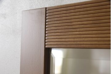 ワードローブを姿見とリビングボードにリメイク!左扉の鏡は背面に壁掛け用の金具とチェーンを取り付け、姿見に。本体は高さと奥行を詰め、左に引き出し・右に棚板を設置。脚付きリビングボードに。2点とも元の色味をベースに、着色して仕上げ。
